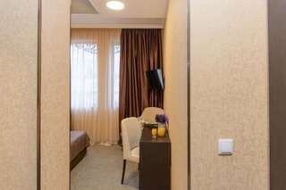 Отель King David Hotel Тбилиси Стандартный трехместный номер-12